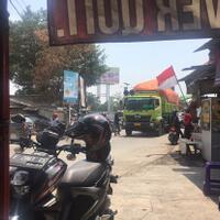 macet-parah-akibat-truk-pasir-pedagang-area-bandara-rugi-besar