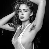 gokil-pamer-bulu-ketiak-para-wanita-cantik-ini-lagi-trend-di-luar-sana