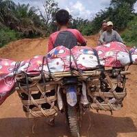 jenazah-petani-diikat-di-keranjang-motor-menuju-rumah-duka-di-riau-karena-jalan-rusak