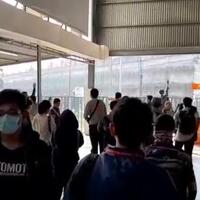 stasiun-tanah-abang-dilempari-batu-oleh-massa