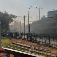 massa-lempari-batu-ke-stasiun-tanah-abang-penumpang-menumpuk