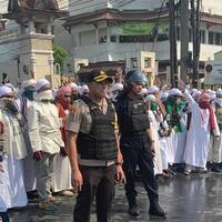 polisi-dibantu-ulama-fpi-halau-massa-rusuh-di-flyover-slipi