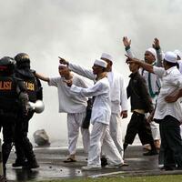 sambut-kedatangan-pasukan-tni-massa-minta-polisi-mundur