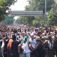 ribuan-orang-terus-berdatangan-untuk-bergabung-dengan-massa-di-bawaslu