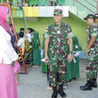 satgas-yonif-r-408-bagikan-alat-bermain-anak-di-perbatasan-ri-rdtl