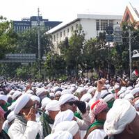 terus-berdatangan-massa-di-gedung-bawaslu-berasal-dari-berbagai-daerah