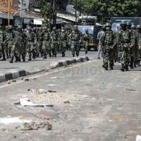 sambut-kedatangan-pasukan-tni-massa-minta-polisi-mundur