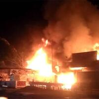 massa-aparat-bentrok-di-petamburan-asrama-brimob-terbakar