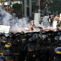 bentrok-pecah-di-slipi-massa-lemparkan-bom-molotov-ke-petugas