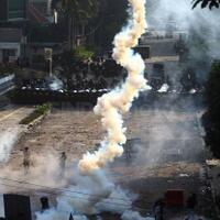 lepaskan-gas-air-mata-polisi-pukul-mundur-massa-di-slipi