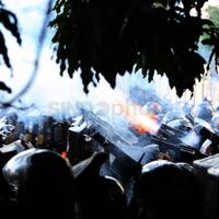 demo-di-bawaslu-memanas-lemparan-batu-dibalas-polisi-dengan-gas-air-mata