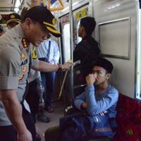cegah-bentrok-meluas-ke-tangerang-polisi-razia-penumpang-krl