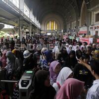 kci-imbau-penumpang-tujuan-stasiun-tanah-abang-dan-palmerah-cari-jalan-alternatif