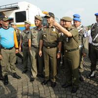 anies-baswedan-minta-satpol-pp-bantu-tim-kesehatan