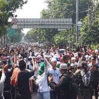 ribuan-pendemo-bersorban-dan-pakaian-putih-geruduk-kantor-bawaslu