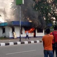 pontianak-mencekam-massa-bakar-kantor-pospol