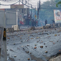 massa-ricuh-di-slipi-bentangkan-poster-imam-fpi-habib-rizieq-shihab