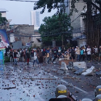 massa-di-slipi-kembali-lempari-batu-ke-polisi