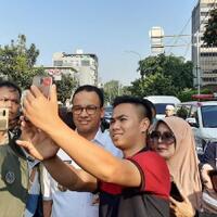 pantau-demo-di-bawaslu-anies-diajak-selfie