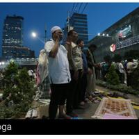 massa-pendemo-shalat-dzuhur-berjamaah-di-jalan-mh-thamrin