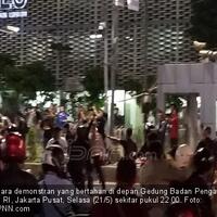 bpn-prabowo---sandi-minta-polisi-investigasi-penyebab-jatuhnya-korban-demo-bawaslu