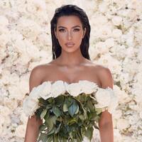 kim-kardashian-pakai-buket-bunga-mawar-asli-jadi-gaun