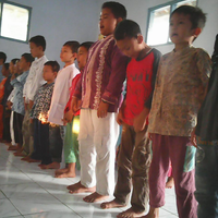lima-tips-ajari-anak-anak-sholat