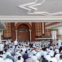 ustaz-arifin-ilham-wafat-jamaah-masjid-az-zikra-gelar-zikir-bersama