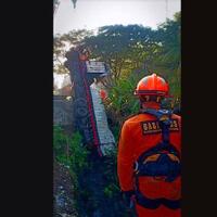 sar-bandung-evakuasi-truk-pengangkut-garam-yang-masuk-jurang