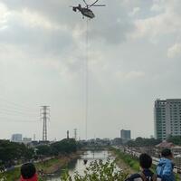 helikopter-sirami-massa-aksi-22-mei-dengan-air-kali-ciliwung