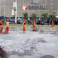 setelah-kerusuhan-mereka-yang-bekerja-keras-membereskan