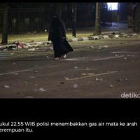 serem-perempuan-misterius-bawa-tas-ransel-mendekati-gedung-bawaslu