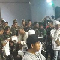tni-sebar-nasi-ke-massa-demonstran-balas-sorakan-hidup-tni-terima-kasih-pak
