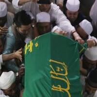 zikir-dan-tangis-iringi-pemakaman-ustaz-arifin-ilham
