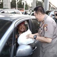 isi-ramadhan-jurnalis-trunojoyo-dan-kadiv-humas-polri-bagikan-takjil