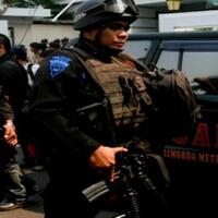 teroris-dikabarkan-akan-naik-krl-tim-gegana-berjaga-di-stasiun-cilebut