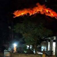 gunung-agung-erupsi-lontarkan-batu-pijar-sejauh-3-kilometer