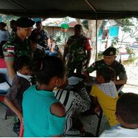 satgas-yonif-328-dgh-berikan-pengobatan-gratis-bagi-korban-banjir-sentani