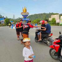 ramadhan-umat-hindu-bagi-bagi-takjil-di-raja-ampat