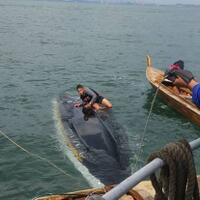 ditpolairud-polda-kepri-evakuasi-boat-terbalik-di-parairan-batu