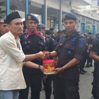 bagikan-200-tasbih-di-jalan-mh-thamrin-iptiq-apresiasi-polri-tni