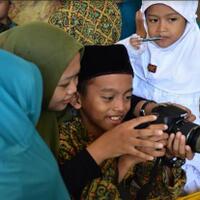 stikom-media-kenalkan-profesi-fotografer-pada-anak-panti-asuhan