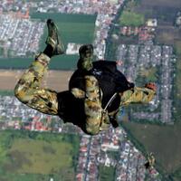 satuan-elit-komando-pasukan-katak-berlatih-penyusupan-lewat-udara