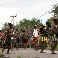 ratusan-massa-serang-kantor-distrik-di-papua-4-tewas-tertembak