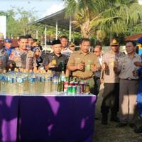 ribuan-miras-ilegal-berbagai-merk-dimusnahkan-polda-papua-barat