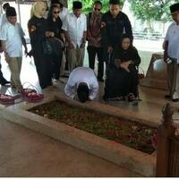 prabowo-ziarah-ke-makam-pak-harto-ditemani-anaknya