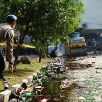 puluhan-ribu-botol-miras-hasil-operasi-pekat-di-bogor-dimusnahkan