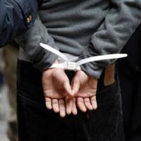 polisi-cokok-pria-yang-ajak-massa-lempar-kotoran-manusia-ke-panser