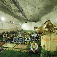 sholat-di-masjid-terdalam-se-indonesia-raya