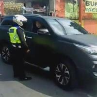 naif-mau-gagah-gagahan-kok-pakai-mobil-identitas-polisi